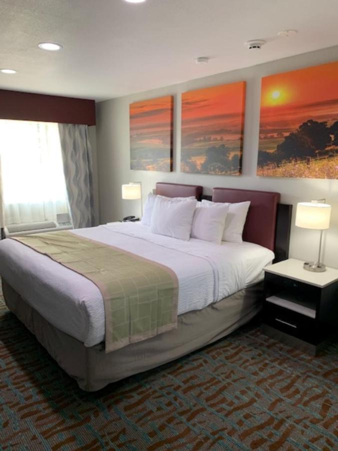 Days Inn By Wyndham Bellville Mansfield Екстериор снимка